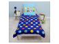 Blauw kinderbeddengoedset met kussen en dekbed bedrukt met stripfiguren.