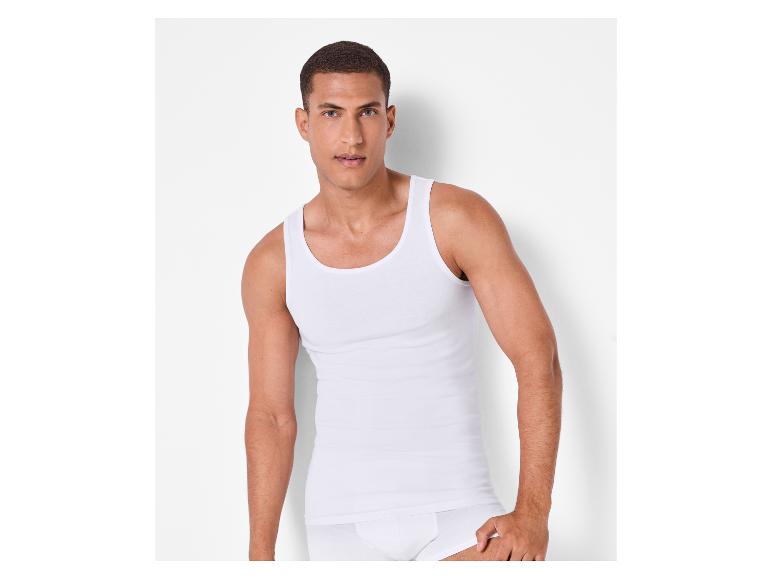 Man in wit hemd en slip