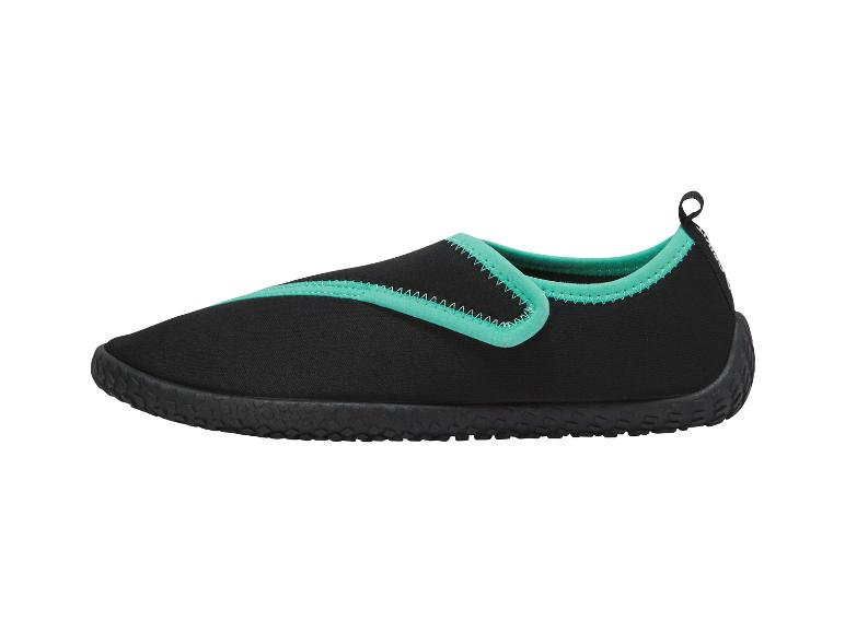 Zwarte waterschoenen met turquoise details, zijaanzicht.