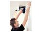Man installeert plafondlijst met LIVARNO® PB131 pneumatische tacker