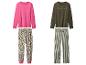 Twee sets damespyjama's: één roze met luipaardprint broek, één olijfgroen met gestreepte broek.
