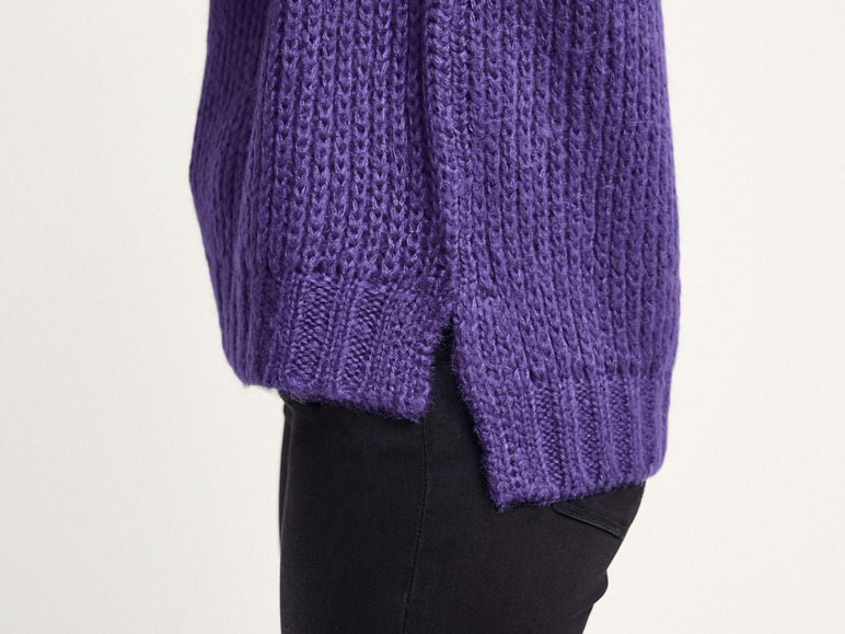 Een paarse gebreide trui met een casual pasvorm.