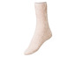 Een paar zachte, beige sokken.