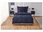 Donkerblauwe beddengoedset op een modern bed.