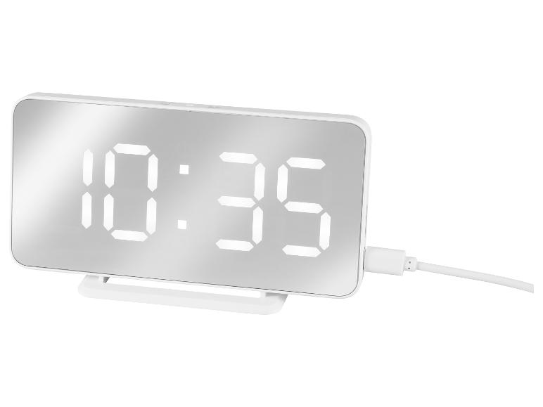 Digitale wekker met spiegeldisplay en witte USB-kabel