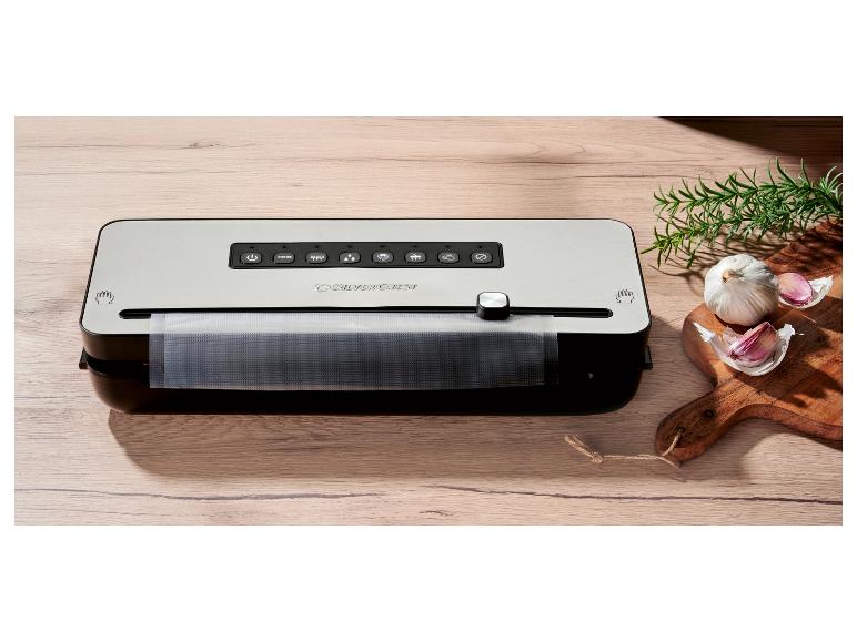 SilverCrest vacuümapparaat op een houten tafel met knoflook en rozemarijn.