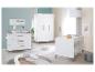 Moderne babykamer met wit ledikant, commode en kledingkast.