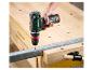 Parkside accuboormachine boort in metalen profiel op houten werkbank.