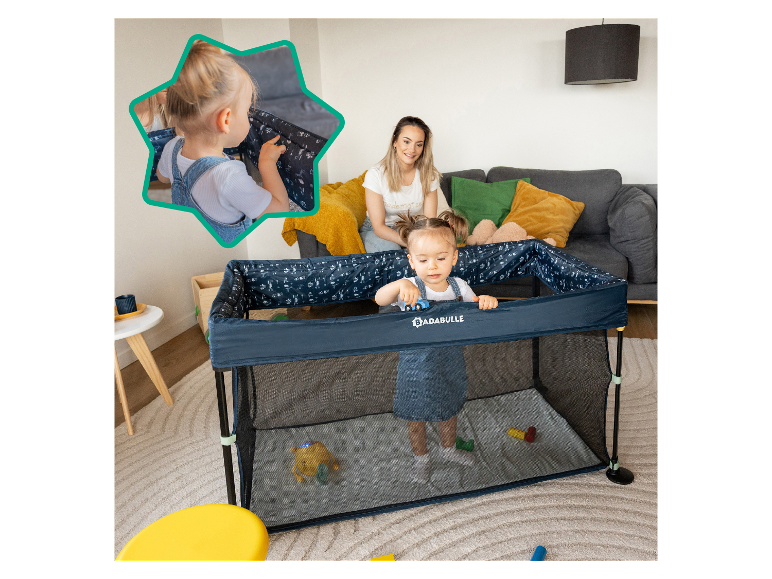 Badabulle babypark met een klein kind dat erin speelt.