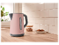 Een roze SilverCrest waterkoker op een houten aanrecht.