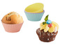Een chocolade cupcake met gele frosting en een vanille muffin in silicone bakvormen.