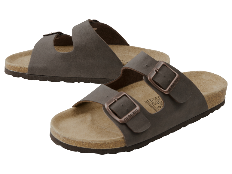 Twee bruine sandalen met dubbele bandjes.