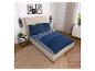 Blauw beddengoed met gestreept dekbedovertrek en kussenslopen in een moderne slaapkamer.