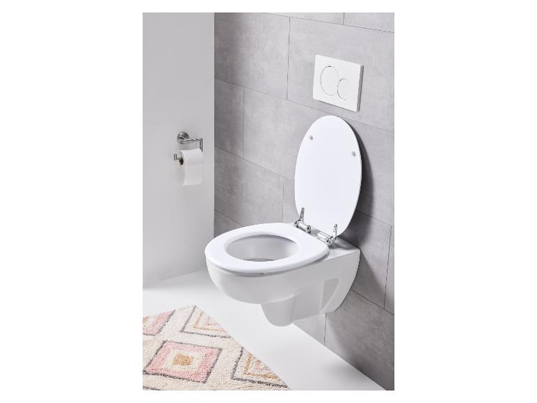 Een wit toilet met een open deksel en een toiletrolhouder.
