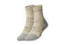 Twee paar beige en grijze sokken.