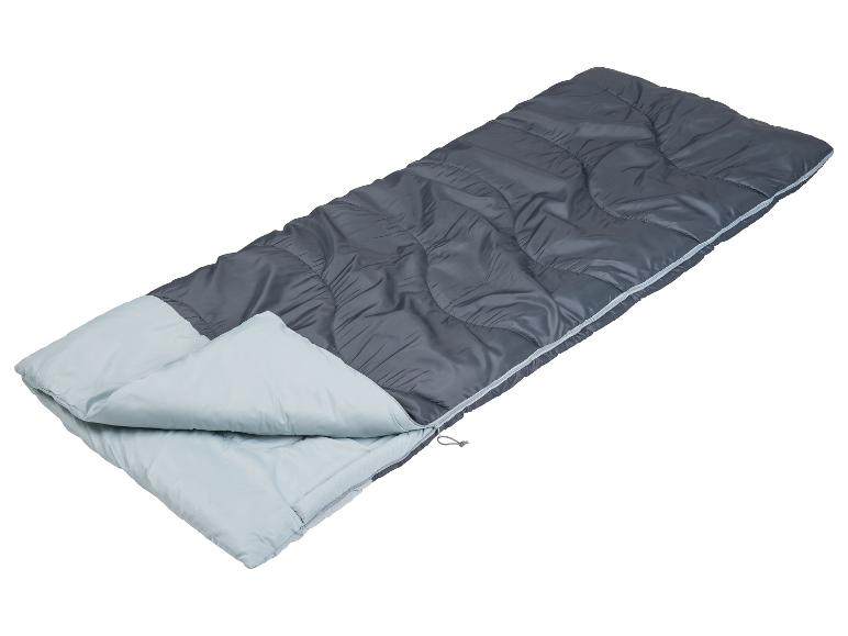 Grijs en lichtblauwe slaapzak voor kamperen.