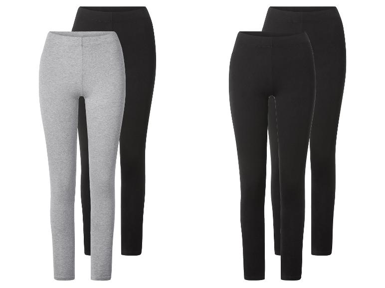 Twee paar leggings: één grijs en één zwart, plus twee paar zwarte leggings.