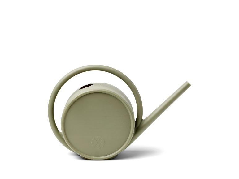 Groene gieter met lange tuit en ronde handgreep.