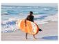 Man in reddingsvest draagt een oranje paddleboard op een zandstrand met golven.