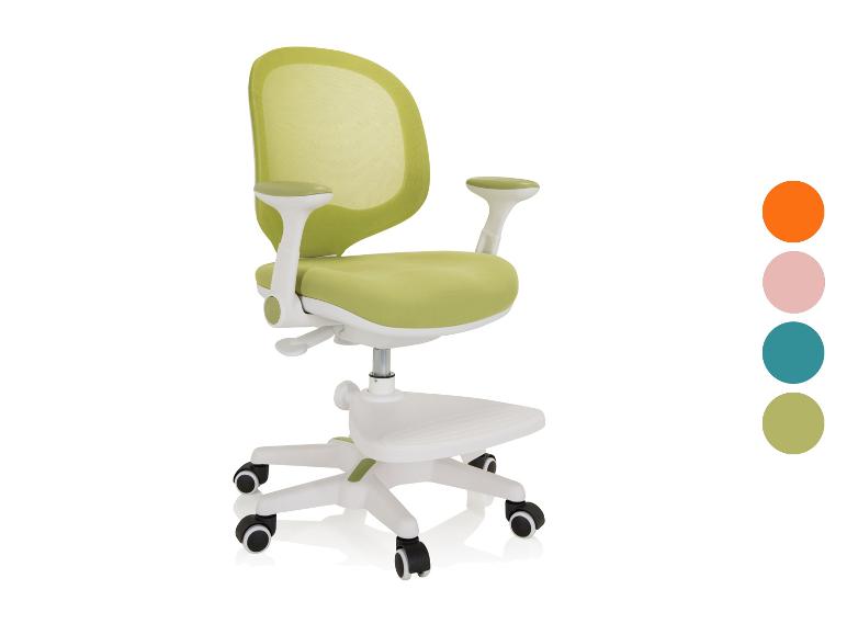 Groene kinderbureaustoel met mesh rugleuning, armleuningen, wielen en voetensteun.