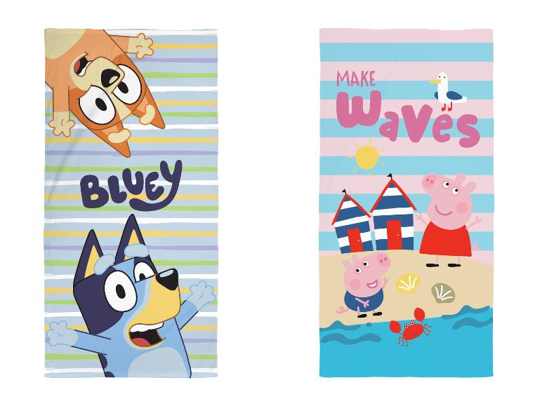 Twee strandlakens met stripfiguren en strandthema's.