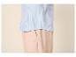 Blauw-wit gestreept overhemd met een beige broek.