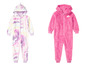 Twee fleece onesies voor kinderen, een met een regenboog en de andere met een tie-dye print.