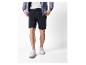 Zwarte shorts en witte sneakers voor heren.