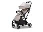 Lichtgewicht beige en zwarte kinderwagen met zonnekap en opbergmand.