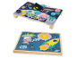 Twee houten speelgoedjes met ruimtethema: een activiteitenbord en een puzzel.