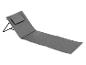 Grijs opklapbaar ligbed en kussen voor buiten.