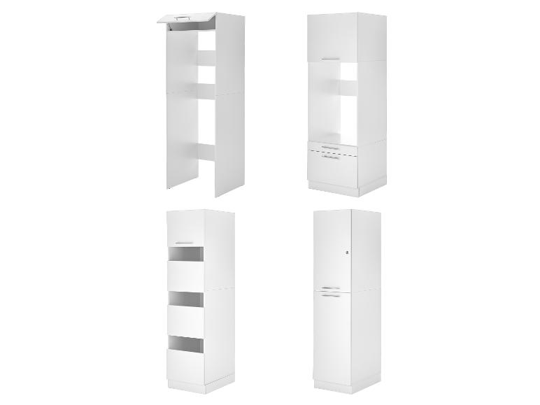 Vier witte keukenkasten met verschillende configuraties, inclusief open planken en lades.