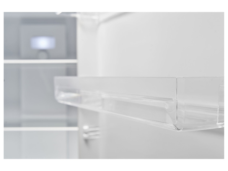 Een close-up van een doorzichtig rek in een koelkast.