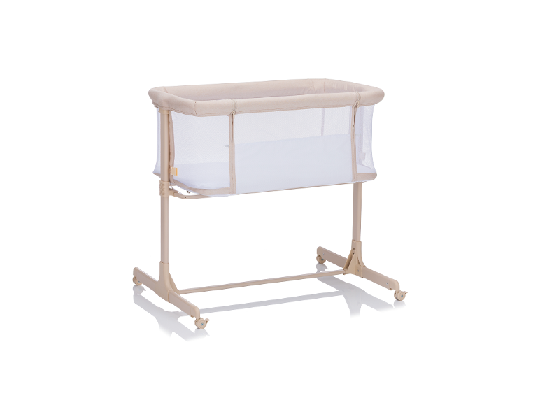 Beige baby co-sleeper met gaaswanden en wielen op een witte achtergrond.