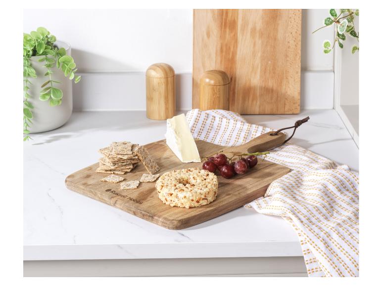 Een houten snijplank van Russell Hobbs met kaas, crackers en druiven.