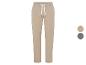 Beige en grijze joggingbroeken; casual fit.