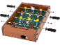 Compacte houten tafelvoetbaltafel met rode en gele spelers.