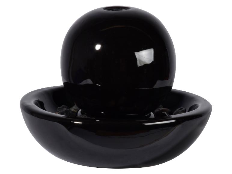Zwarte keramische binnenwaterfontein met een bolvormige top en decoratieve stenen.