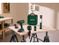 Werkbank met boormachine, gereedschapskist, laser en zaklamp.
