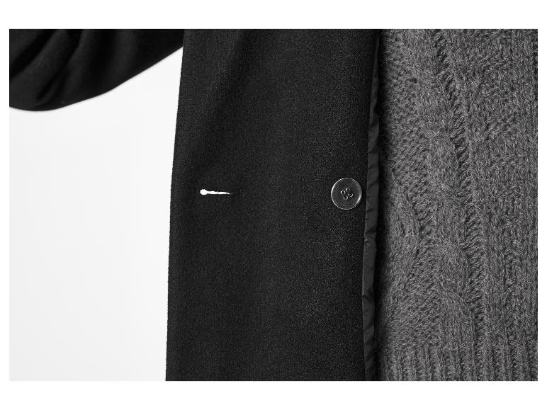 Een zwarte wollen jas en een grijze gebreide trui.