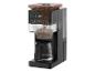 Zwart koffiezetapparaat met koffiebonen en gemalen koffie, digitaal display met tijd 8:30.
