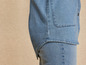 Close-up van een denim shirt en jeans.