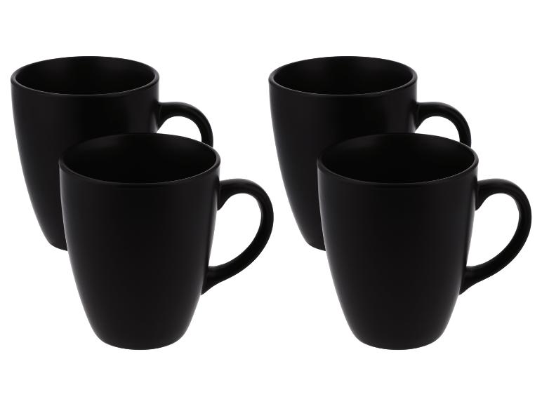 Set van vier grote zwarte mokken.