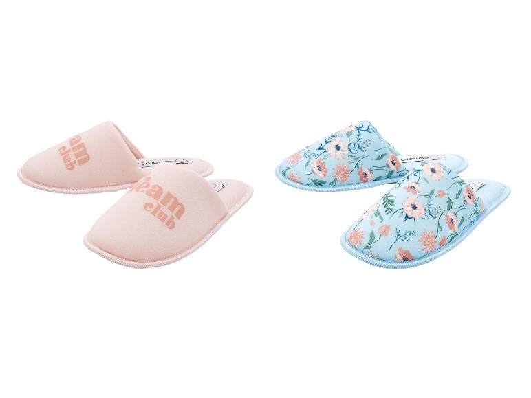 Twee paar pantoffels: roze met 'Dream Club' tekst en blauw met bloemenpatroon.