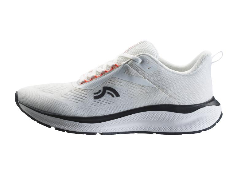 Witte sportschoen met zwarte en oranje details, zijaanzicht.