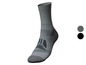 Grijze wandelsokken met een zwart logo.