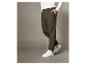 Khaki cargo broek voor heren met witte sneakers.