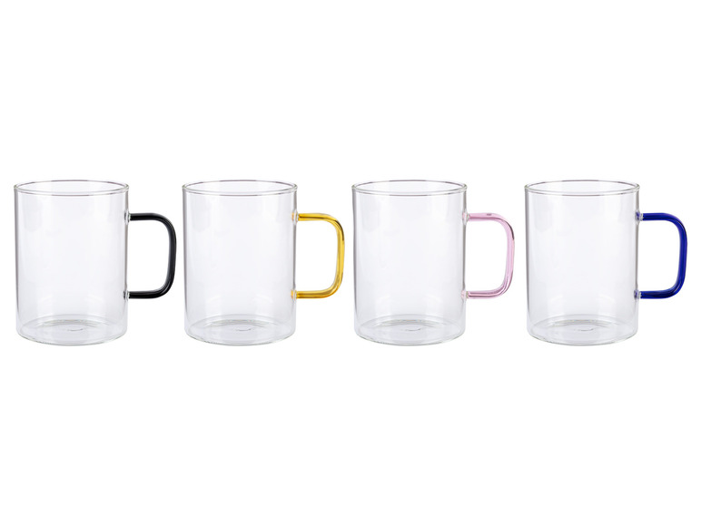 Vier glazen bekers met gekleurde handvatten.