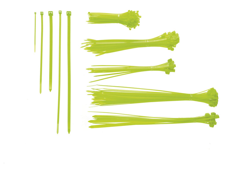 Groene kabelbinders in verschillende lengtes en bundels.