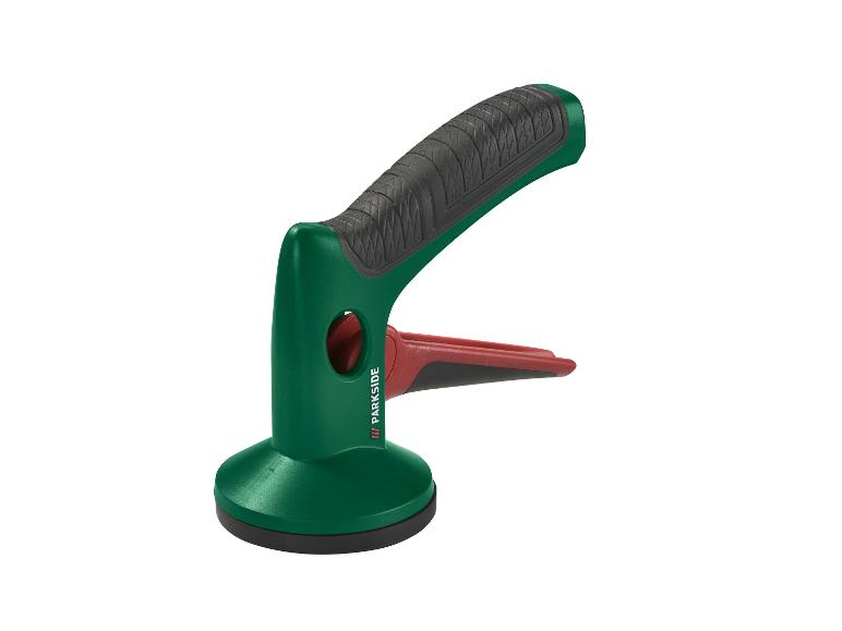 Een groene en rode zuignap met een getextureerd handvat.